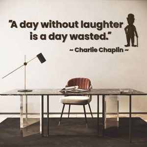 Dřevěný citát na zeď od slavného Chaplina